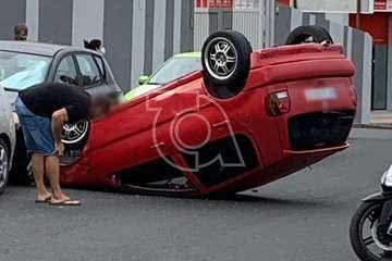 Vuelco de un turismo en la entrada a Las Huesas desde la GC-1/TA.